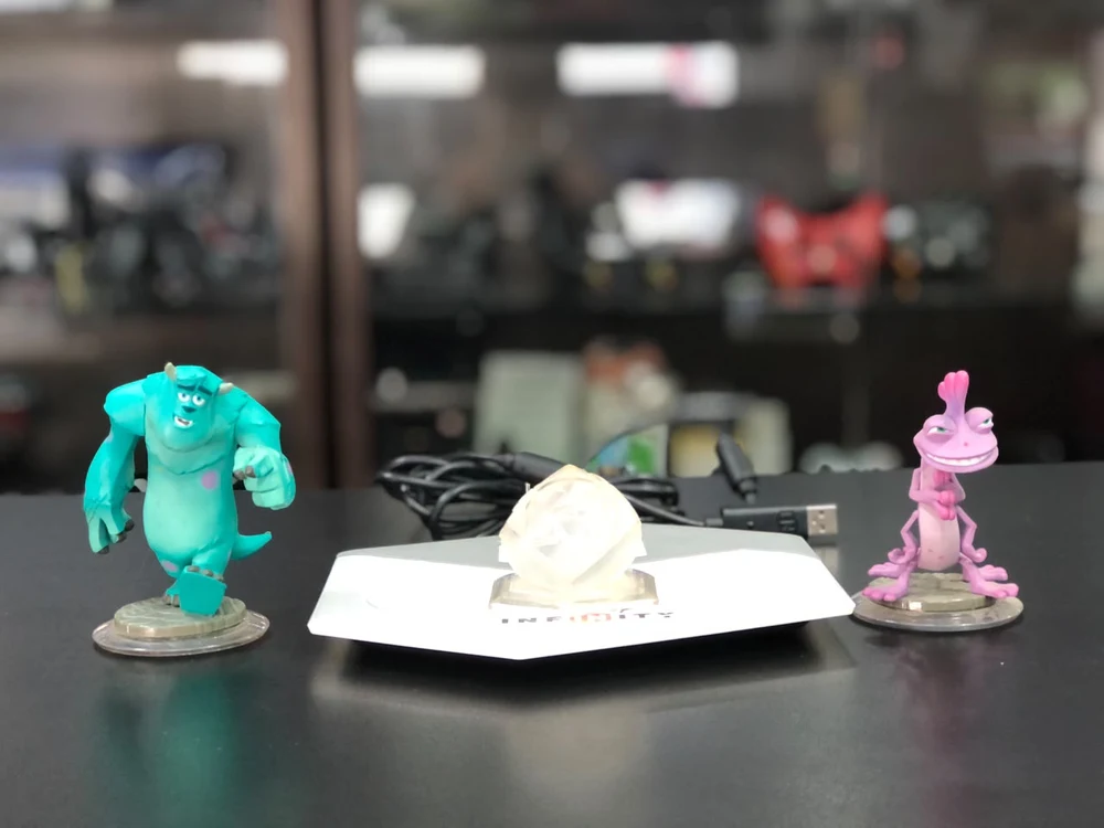 DISNEY INFINITY PARA XBOX ONE — BASE + 2 PERSONAGENS